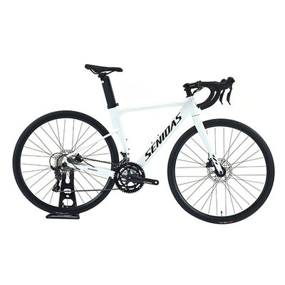 Een lichtgewicht aluminium fiets met 18 versnellingen en een hydraulische rem.