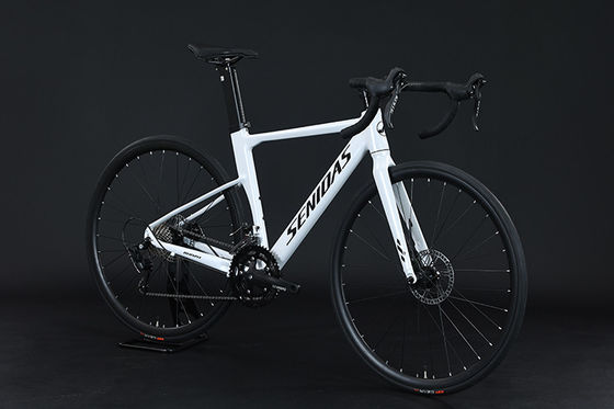 Een lichtgewicht aluminium fiets met 18 versnellingen en een hydraulische rem.