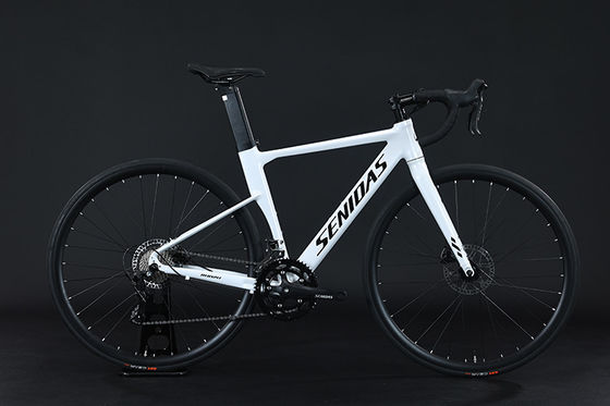 Een lichtgewicht aluminium fiets met 18 versnellingen en een hydraulische rem.