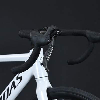 Een lichtgewicht aluminium fiets met 18 versnellingen en een hydraulische rem.