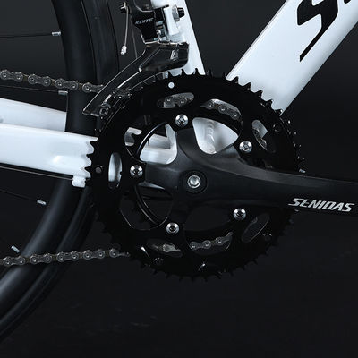 Een lichtgewicht aluminium fiets met 18 versnellingen en een hydraulische rem.