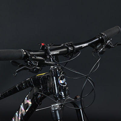 Speed Mountain Bike met aluminium stuur en Shimano hydraulisch remsysteem