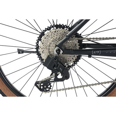 Carbonvezel bergfiets uitgerust met hydraulische schijfrem en staal ophangvork